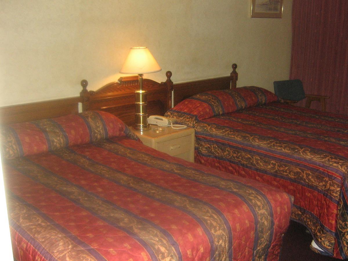 YYC Town And Country Motor Hotel المظهر الخارجي الصورة