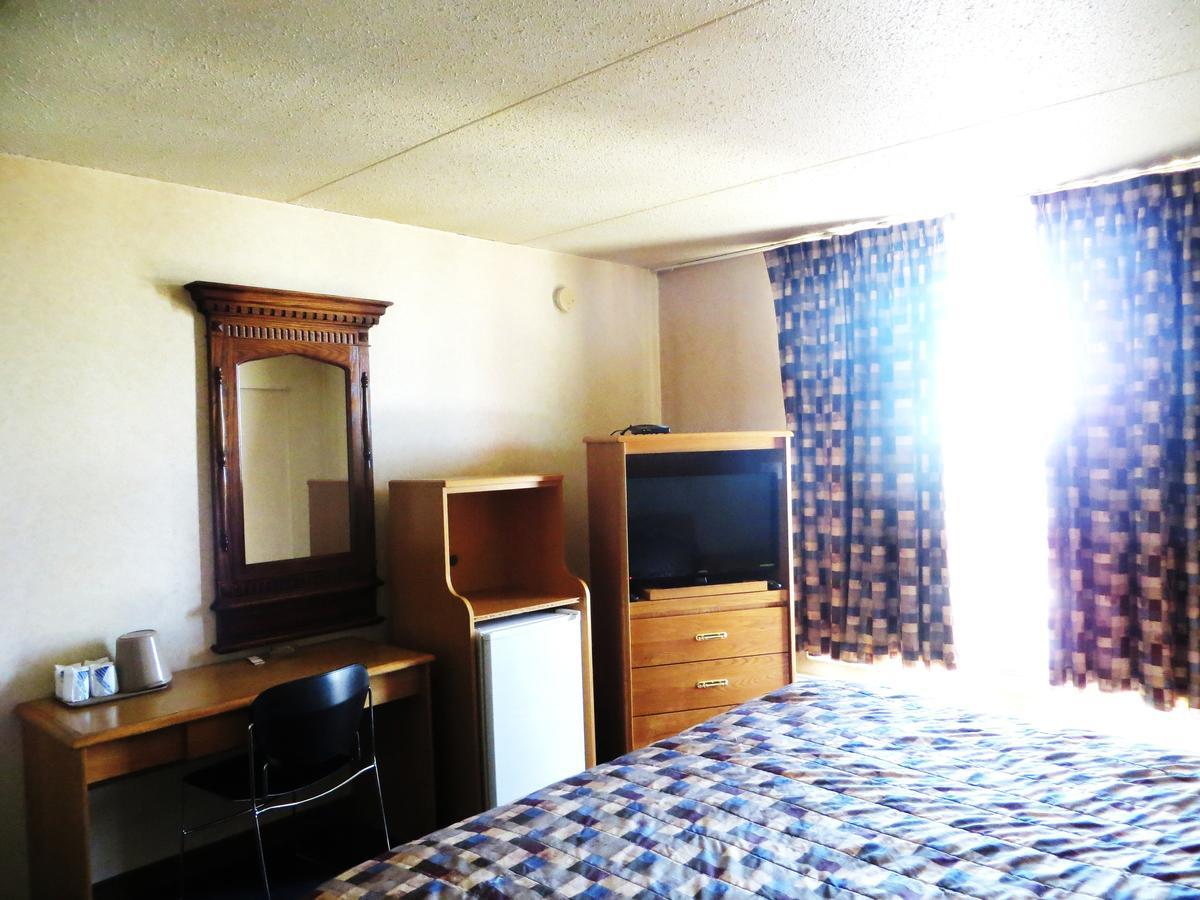YYC Town And Country Motor Hotel المظهر الخارجي الصورة