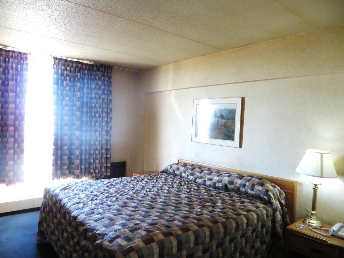 YYC Town And Country Motor Hotel المظهر الخارجي الصورة