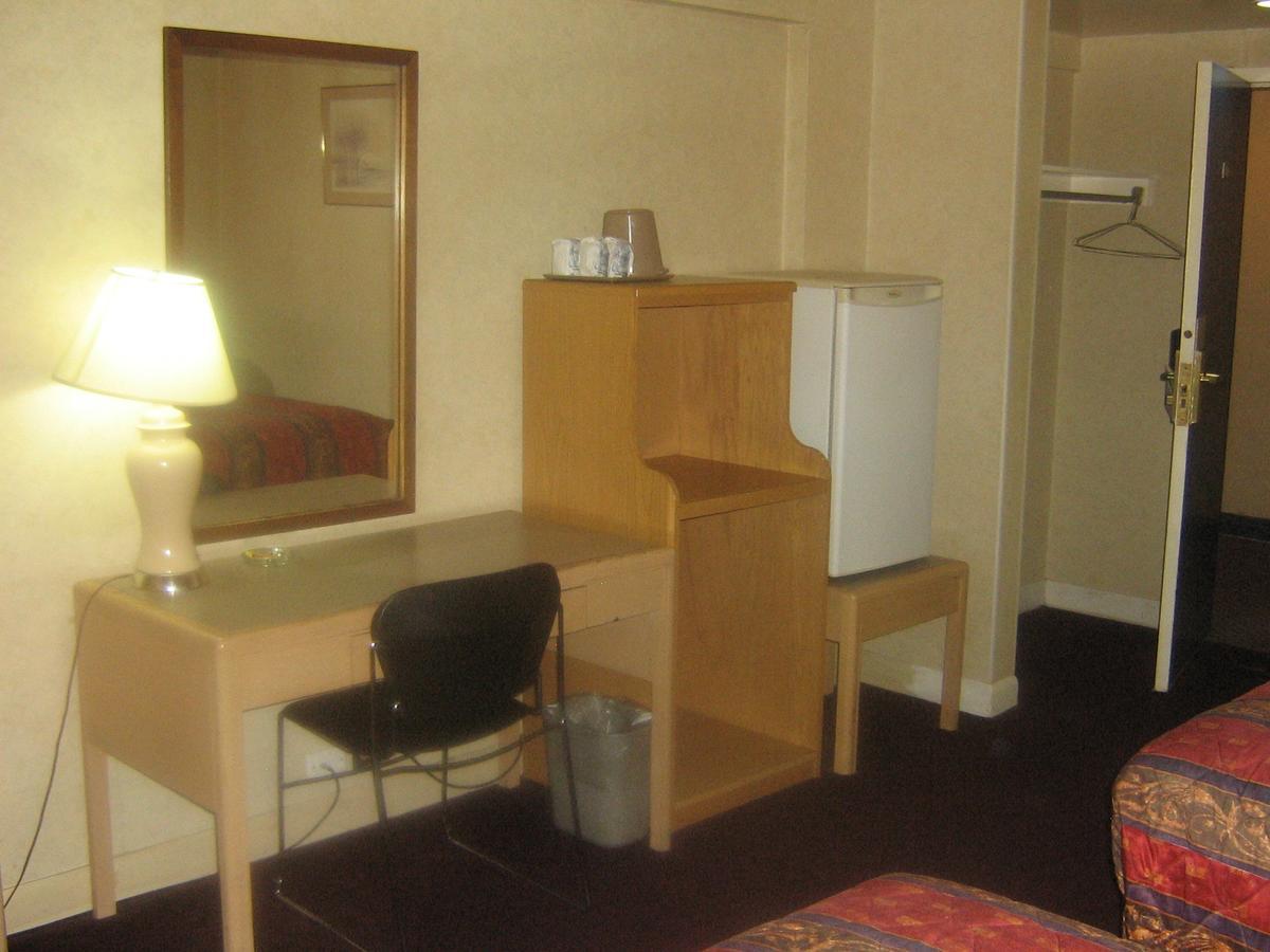YYC Town And Country Motor Hotel المظهر الخارجي الصورة